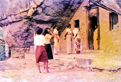 One of the bhikkhunis who dwelled in the main cave talking to a group of pilgrims in 1990