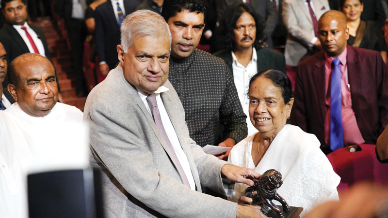 Nanda Malini receives the award for Best Playback Singer 2020 – The Newspaper