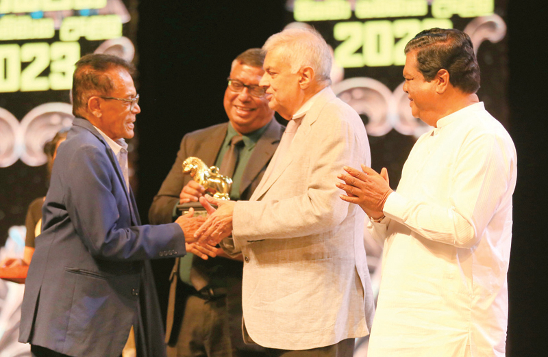 Chandran Ratnam receives the Golden Lion award from President Ranil Wickremesinghe