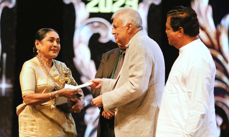 Suvineetha Weerasinghe receives the Golden Lion award
