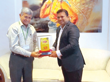  General Manager - Lipton, Rukshan Wickramarachchi presents Tea Board Chairman, Niraj De Mel the Lipton Yellow Label plaque. 