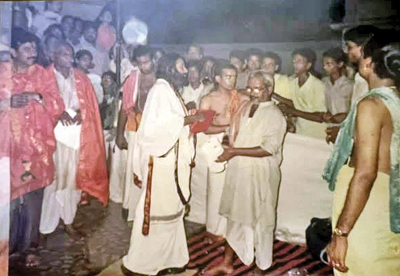 Gurudev meeting people during Sant Samagam at Dev Kali temple on September 19, 2002