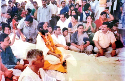 Gurudev meditating during Dev Kali pooja on Sept 19,2002