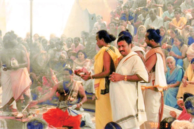 Pundits performing Pran Pratistha homa during the Dev kali pooja Sept 19, 2002
