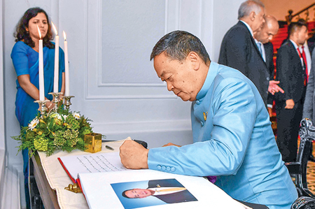 The Thai Premier signs the Golden Book at the President’s House