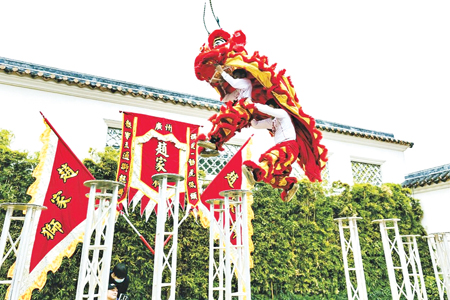 The “Zhao Family Lion” has been passed down from generation to generation in Guangzhou. After Guangdong Lion Dance made the first batch of intangible cultural heritage projects in China, Zhao Weibin, its fifth generation inheritor also became a provincial-level representative inheritor. He is dedicated to the inheritance of the Lion Dance culture
