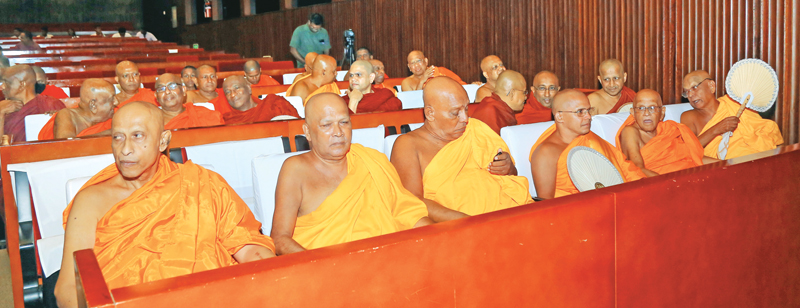  The Anunayake of the Malwatte Chapter of the Mahavihara Vanshaka Shyamopali Nikaya, Dr. Niyangoda Vijithasiri and bhikkhus.