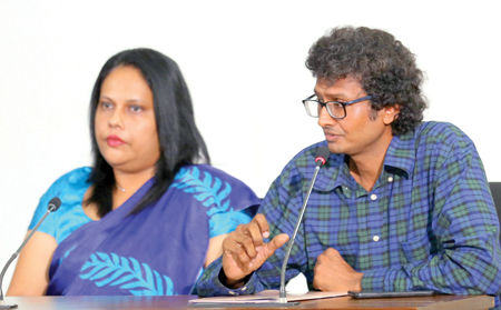 Sarasaviya Editor Dr. Nuwan Nayanajith Kumara addresses the gathering