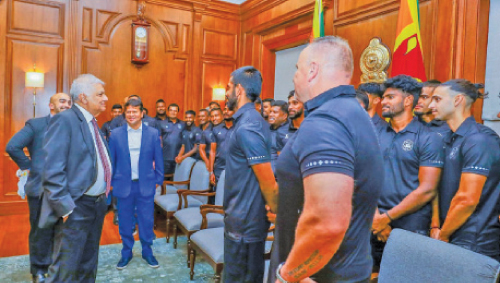 President Ranil Wickremasinghe talks to the captain of the Sri Lanka football team Sujan Perera in the presence of his team-mates, coach Andy Morrison (right) and Jaswar Umar president of Football Sri Lanka at the Presidential Secretariat on Tuesday (26)