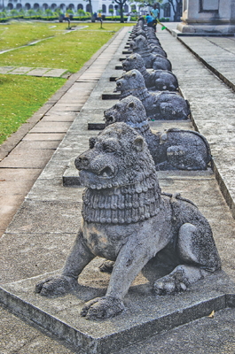 The row of lion figures in the Independence Hall