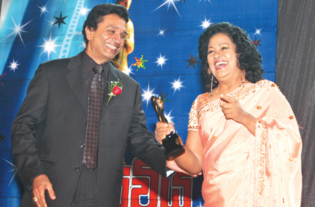 With veteran actor Ravindra Randeniya at a Sarasaviya Awards ceremony