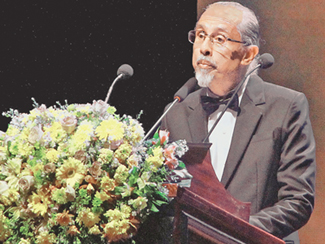 Veteran MC Saman Athudahetti conducting the proceedings.