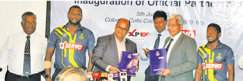 Dipak Das, (third from left) Managing Director, IOC PLC exchanging the MoU with Nishantha Ranatunga, President, Colts CC in the presence of Angelo Mathews (former Sri Lankan Captain), Chaminda Mendis (Vice-President, Colts CC, Akila Dananjaya (national player) and Major General Shiran Abeysekera (General Secretary, Colts CC (Pic by Sudath Malaweera)