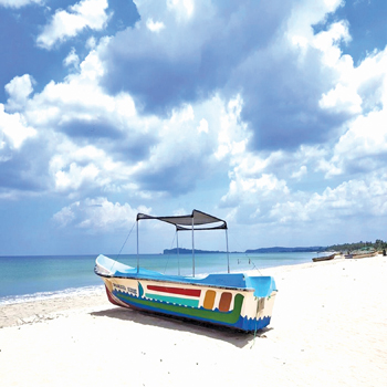Land with sea front in Bentota