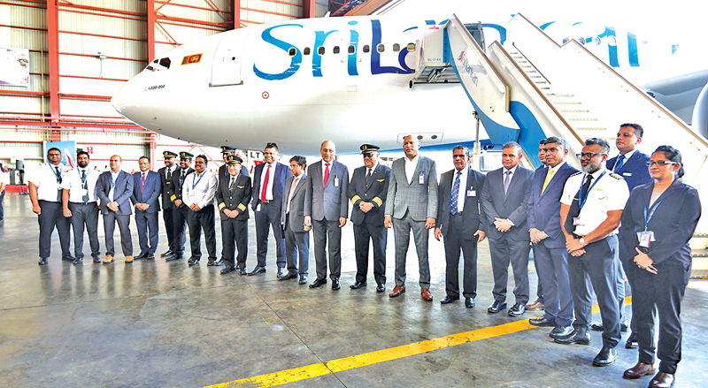 Directors of the Board and members of SriLankan Airlines’ senior management team pose alongside the operating crew who flew the aircraft from France to Colombo.