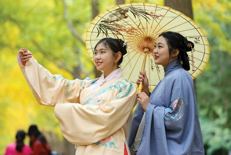Young women in Hanfu, the traditional clothing of China’s Han ethnic group. Photo: VCG