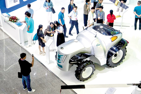 People look at a 5G+ Hydrogen-powered unmanned tractor during the 13th Central China Investment and Trade Exposition (Expo Central China 2024) in Changsha, Central China’s Hunan Province, May 31, 2024. (Xinhua/Chen Sihan)
